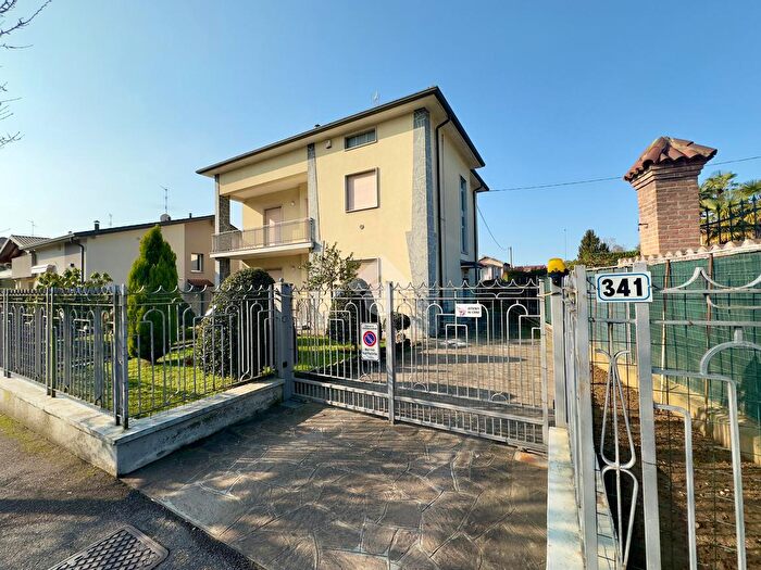 Appartamento trilocale in vendita in Via dei Pioppi, Calusco DAdda