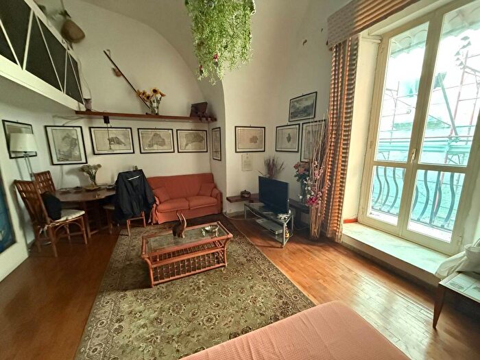 Appartamento trilocale in affitto in Salita Vetriera, Chiaia, Napoli