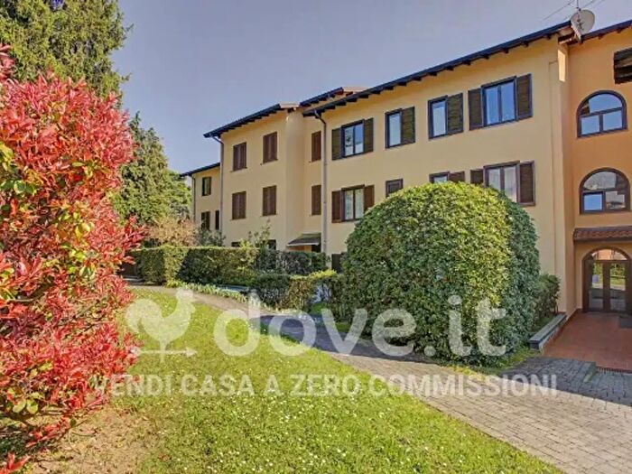 Appartamento trilocale in vendita in Via Castello, Luvinate