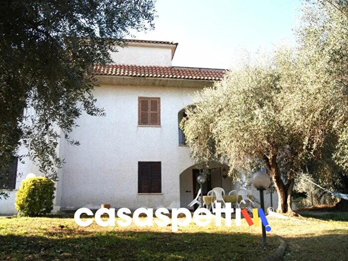 Casa con 10 locali in vendita in Via Monginevro, Mentana