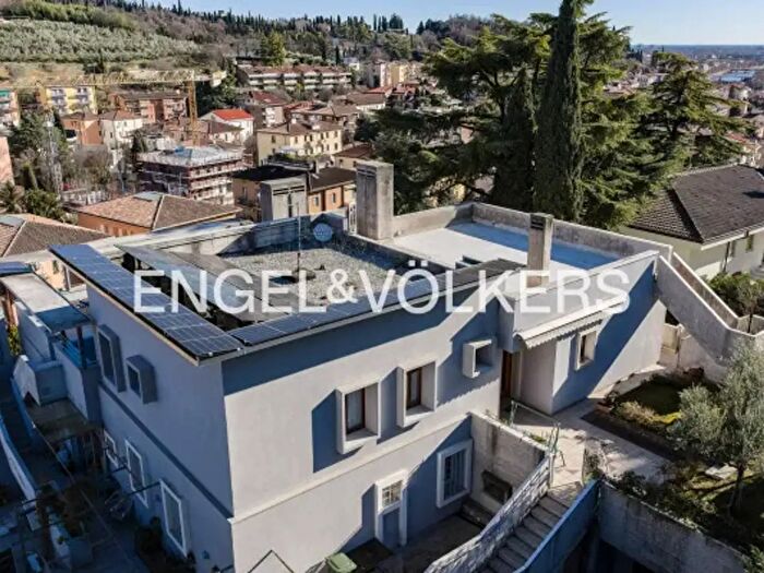 Casa con 6 locali in vendita in Viale dei Colli, Verona