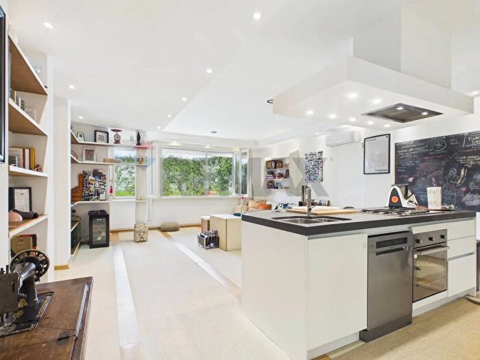 Appartamento trilocale in vendita in Via Giacinto Albini, Roma