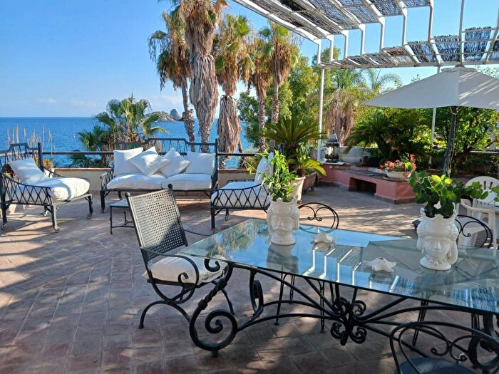 Casa trilocale in affitto in Via Livorno, Centro, Aci Castello