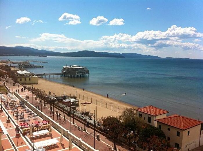 Appartamento quadrilocale in affitto in Via Dante palazzo Palme, Centro, Follonica