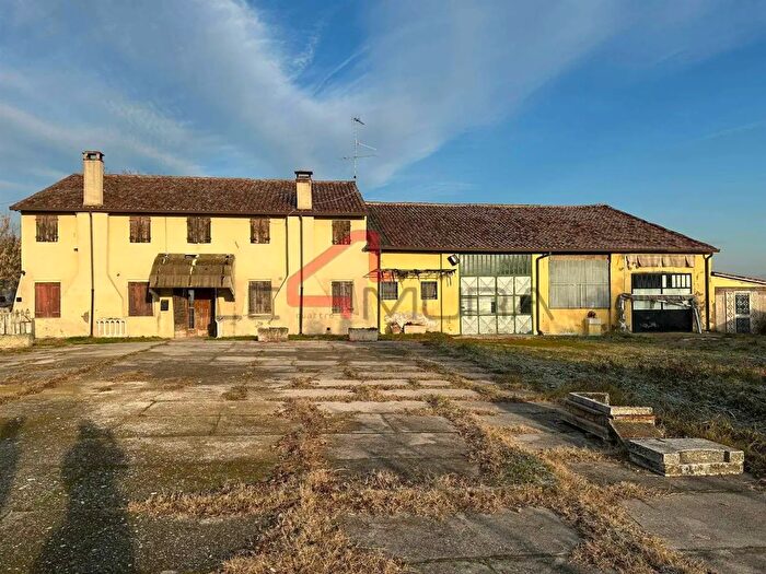 Casa con 14 locali in vendita in Nogara