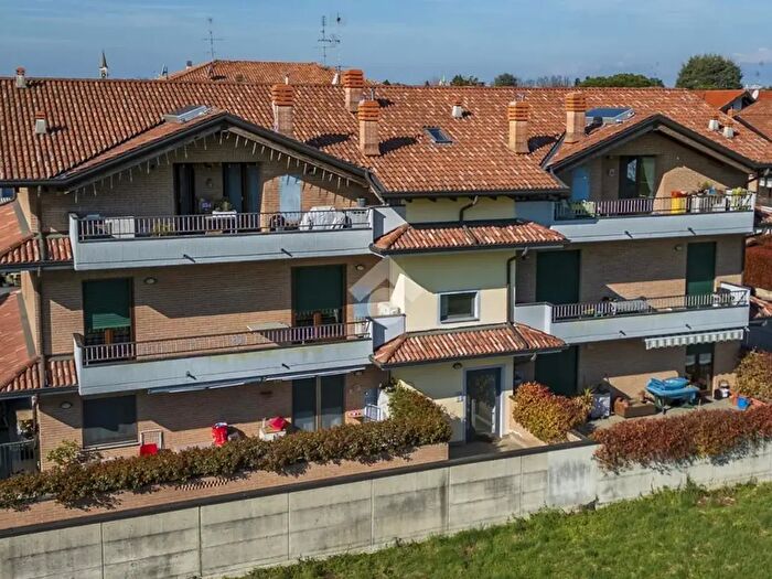 Appartamento trilocale in vendita in Via Volturno, Marnate