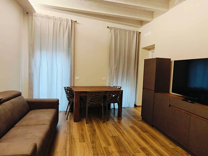 Appartamento trilocale in affitto in Vicolo Campofiore, Veronetta, Verona