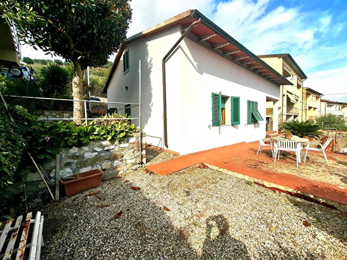 Casa con 5 locali in vendita in Carmignano