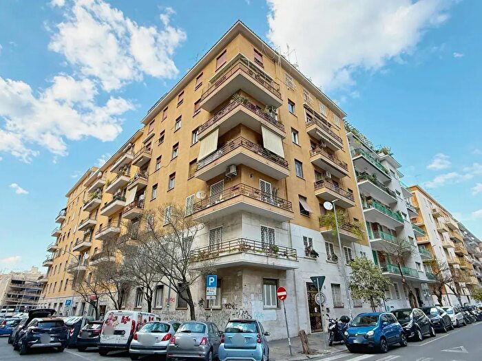 Appartamento trilocale in vendita in Via Fregene, Roma