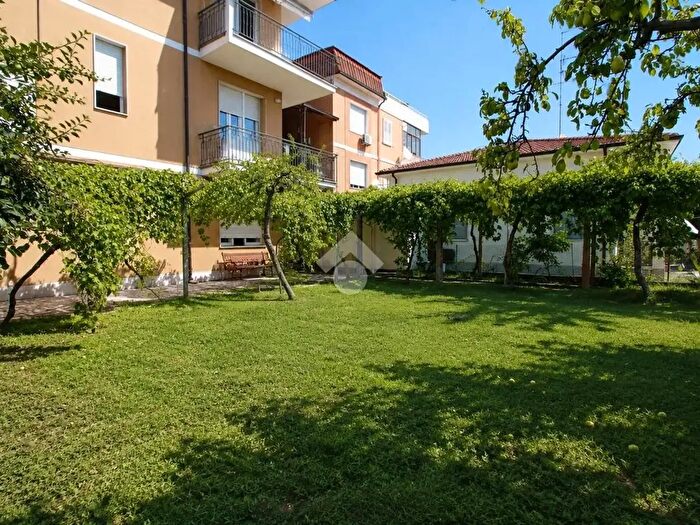 Appartamento quadrilocale in vendita in Vicolo Catania, Giulianova