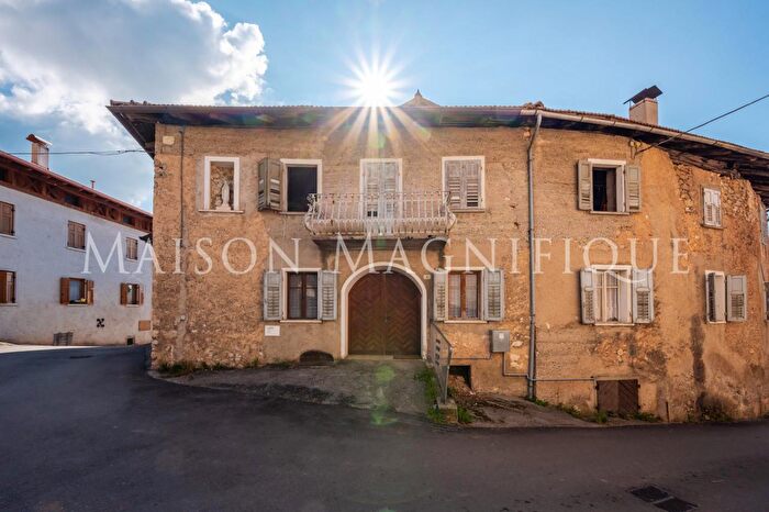 Casa con 8 locali in vendita in Via Fontana, Predaia