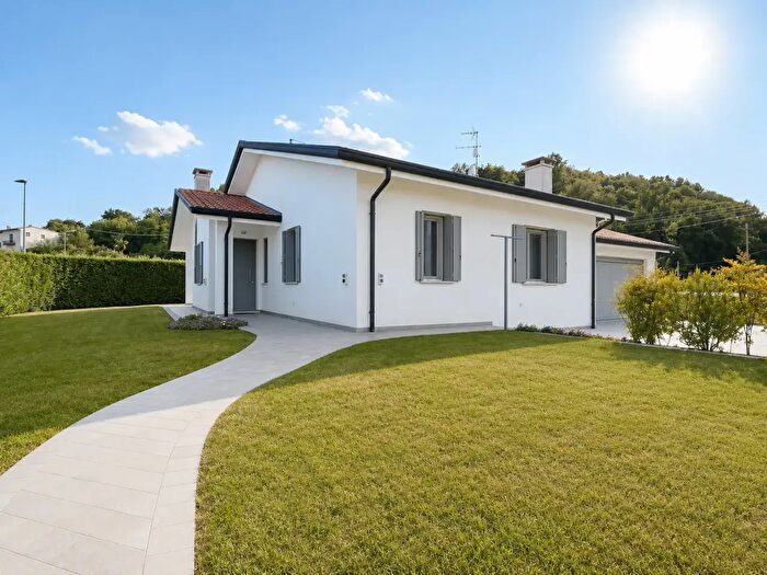 Casa quadrilocale in vendita in Via Martiri della Libertà, Costabissara