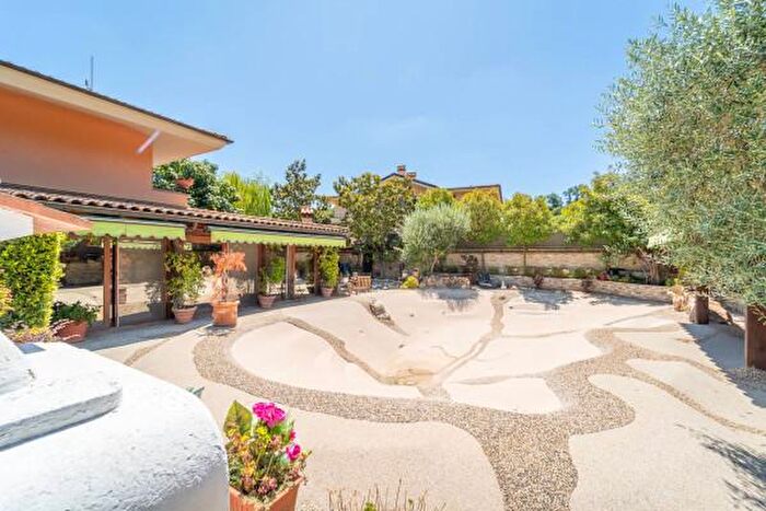 Casa con 6 locali in vendita in Via Santa Maria, Monterosi