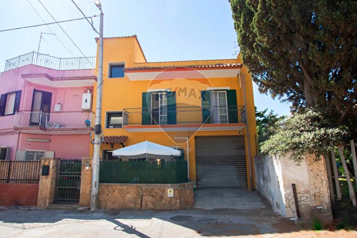 Casa con 11 locali in vendita in Via Servi di Maria Ronco IX, Siracusa