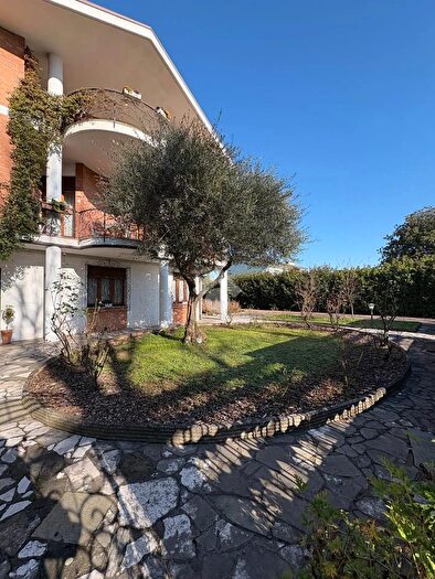 Appartamento con 6 locali in vendita in Via Enrico Reinhart, Treviso