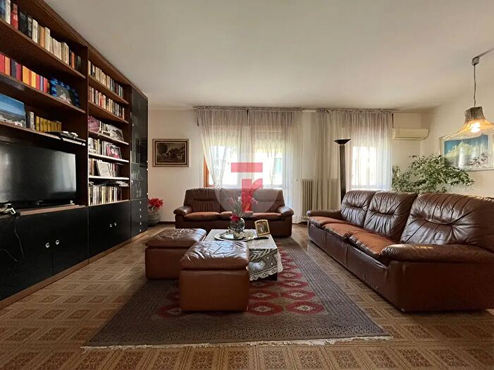 Casa con 5 locali in vendita in Via Pietro Longhi, Padova