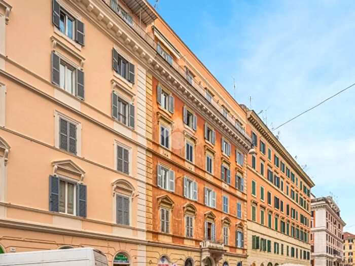 Appartamento trilocale in vendita in Via Ezio, Roma