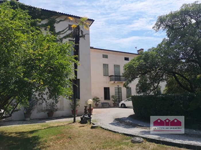 Casa con 10 locali in vendita in Strada della Commenda, Vicenza