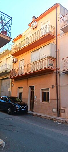 Casa con 9 locali in vendita in Comiso