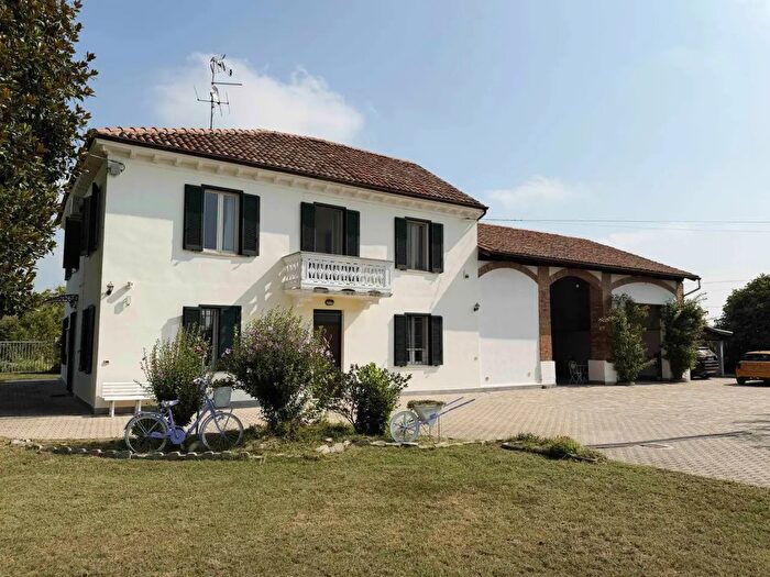 Casa con 8 locali in vendita in Strada degli Orti, Casale Monferrato