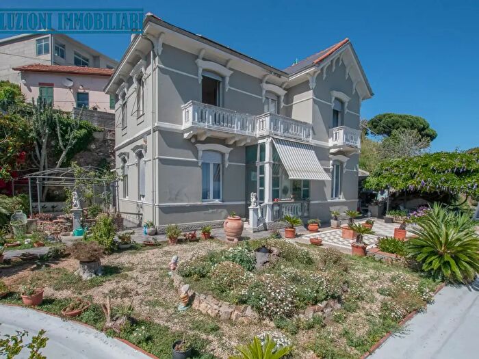 Casa con 7 locali in vendita in Via Campo da Tiro, Savona