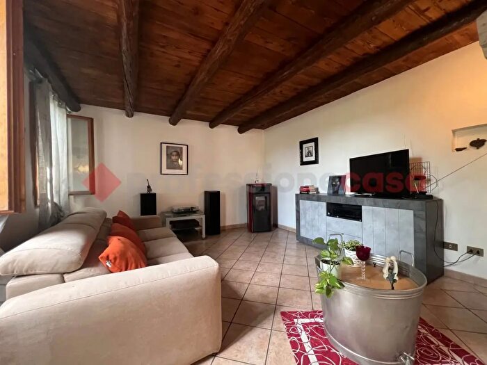 Casa con 5 locali in vendita in Via Capitello, Salizzole