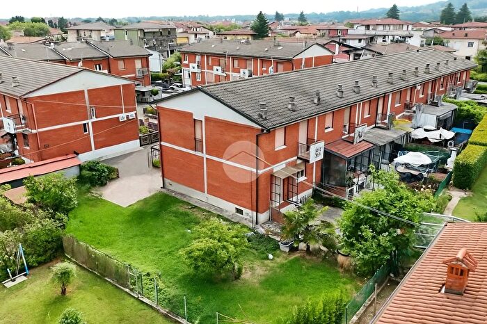 Casa quadrilocale in vendita in Via Nino Bixio, Capriolo