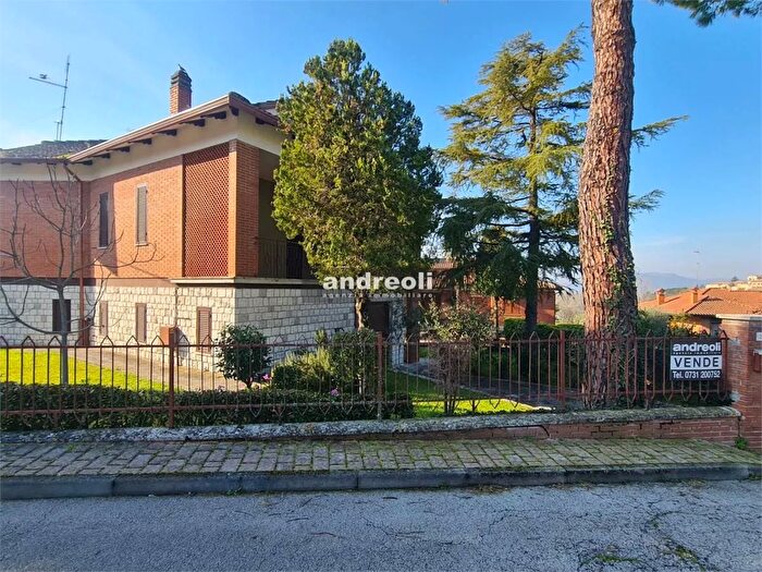 Casa con 9 locali in vendita in Maiolati Spontini