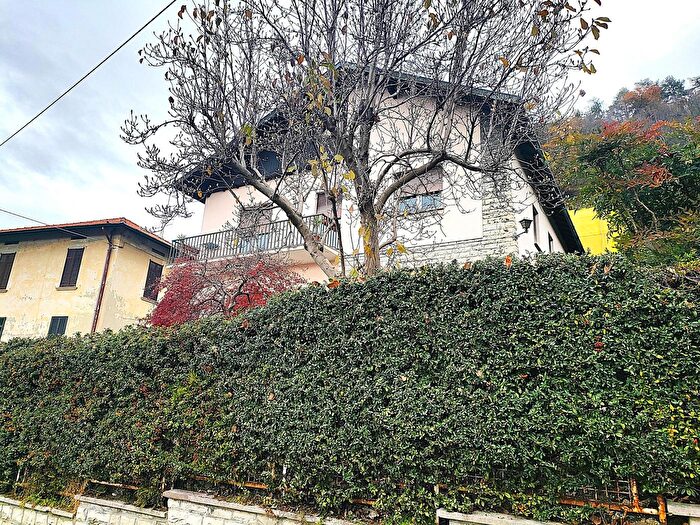 Appartamento quadrilocale in vendita in Via Giustizia E Libertà, Como