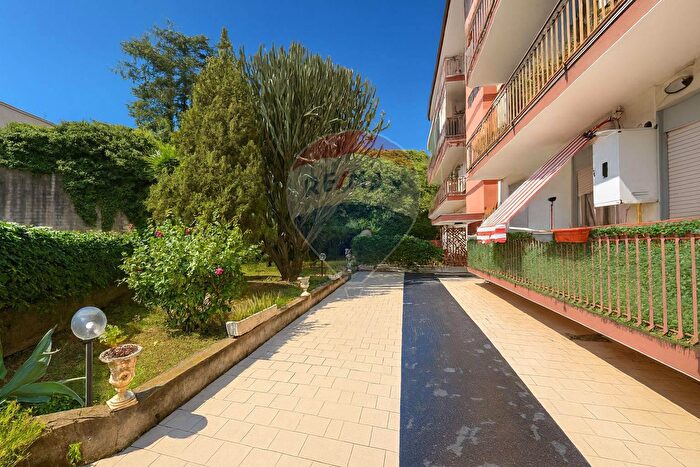 Appartamento con 8 locali in vendita in Via Pietro Mascagni, Giarre