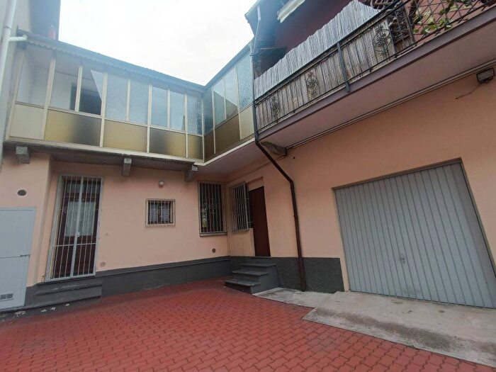 Casa trilocale in affitto in Via Caduti sul Lavoro, Gabbio Cereda Ramate, Casale Corte Cerro