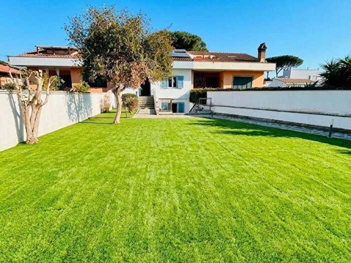 Casa con 6 locali in affitto in Via Egna, Infernetto, Roma