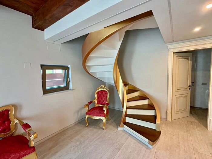 Casa con 9 locali in vendita in Borgo Tufico, Fabriano