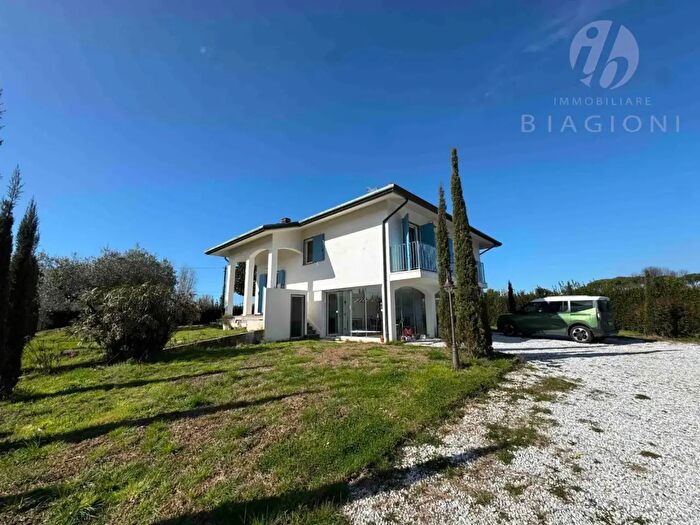 Casa con 7 locali in vendita in Pietrasanta