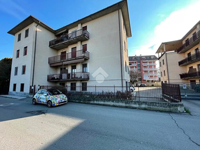 Appartamento quadrilocale in vendita in Via Santi, Voghera