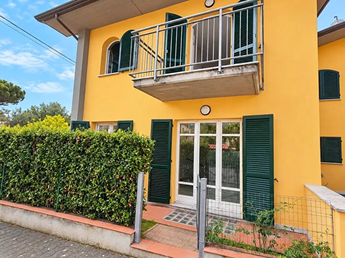 Casa con 7 locali in vendita in Massa