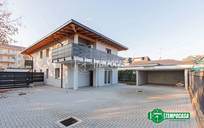 Casa quadrilocale in vendita in Via Luigi Cadorna, Magnago