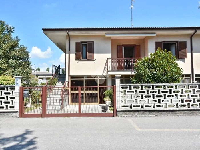Casa quadrilocale in vendita in Via Nino Bixio, Mediglia