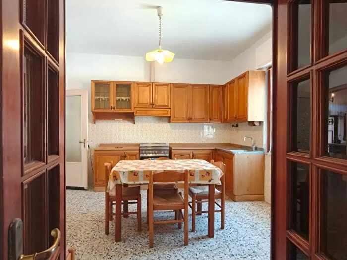 Casa con 8 locali in vendita in Fivizzano