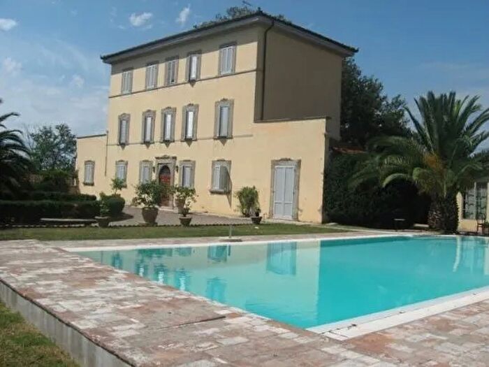 Casa con 20 locali in vendita in Crespina Lorenzana