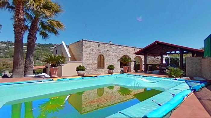 Casa con 6 locali in vendita in Fasano