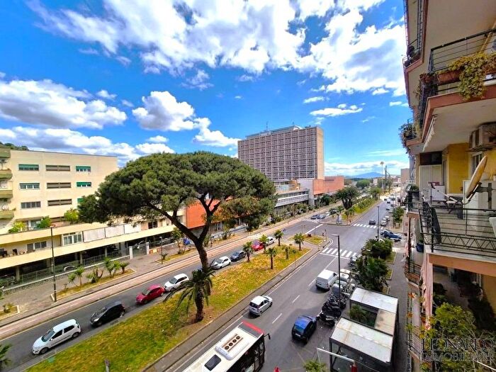 Appartamento con 6 locali in affitto in Viale di Augusto, Fuorigrotta, Napoli