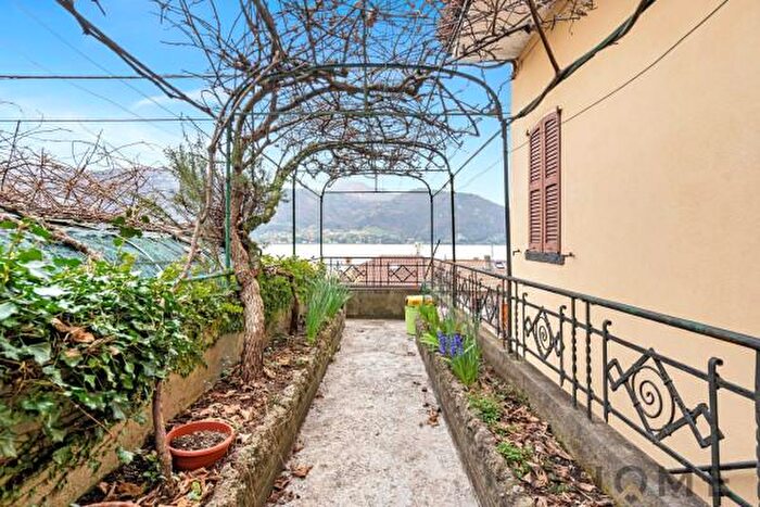 Casa con 6 locali in vendita in Via Roma, Lierna