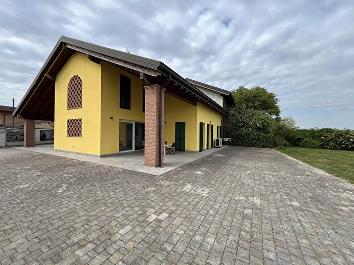 Casa con 5 locali in vendita in Vigevano