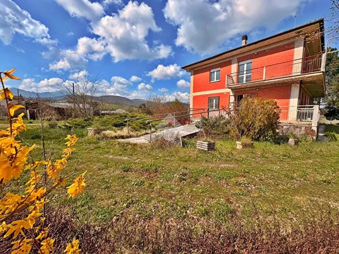 Casa con 9 locali in vendita in Frazione San Donato, Fabriano