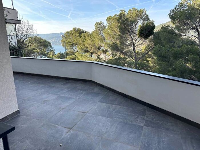 Appartamento trilocale in affitto in Via Torre dEre, Bergeggi