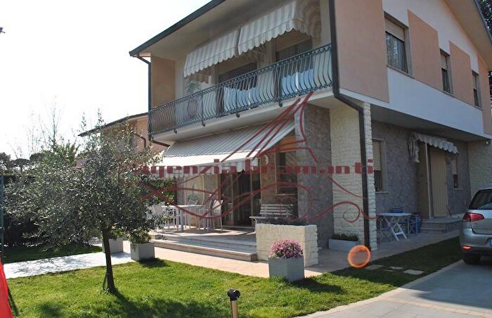 Casa quadrilocale in affitto in Via Giuseppe Mazzini, Centro, Forte dei Marmi