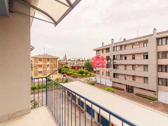 Appartamento trilocale in vendita in Via Indren, Novara