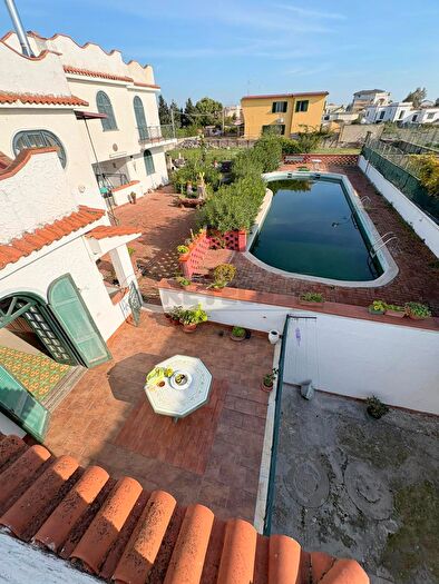 Casa con 10 locali in vendita in Viale Cimabue, Castel Volturno