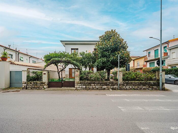 Casa con 11 locali in vendita in Viareggio